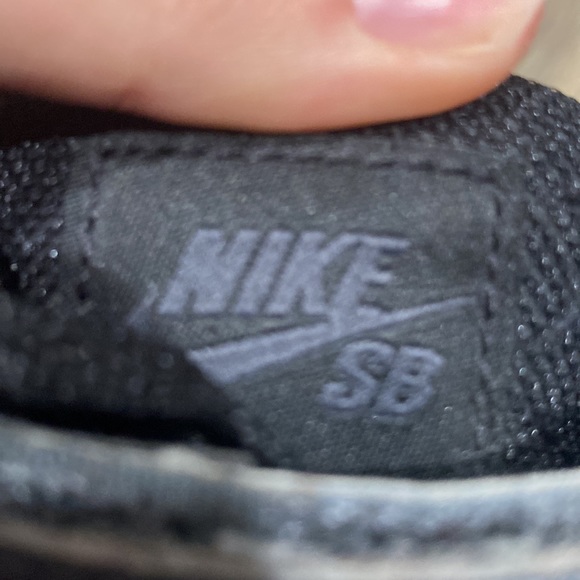 🪨 Nike SB Youth Leather Tie & Velcro Sneakers 🪨 - Picture 5 of 6